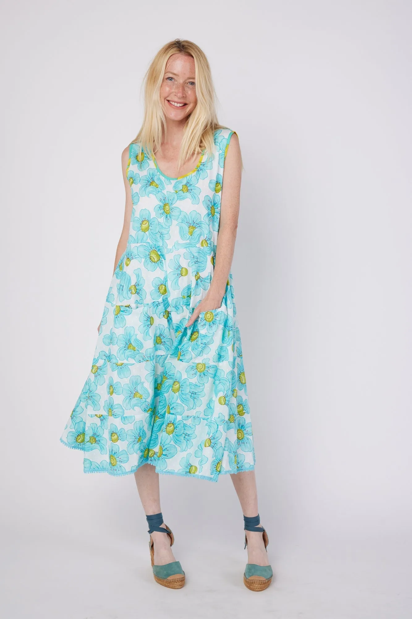 Karysa Sleeveless Tiered Scoop Neck Midi Sundress with Pockets in Blue Floral