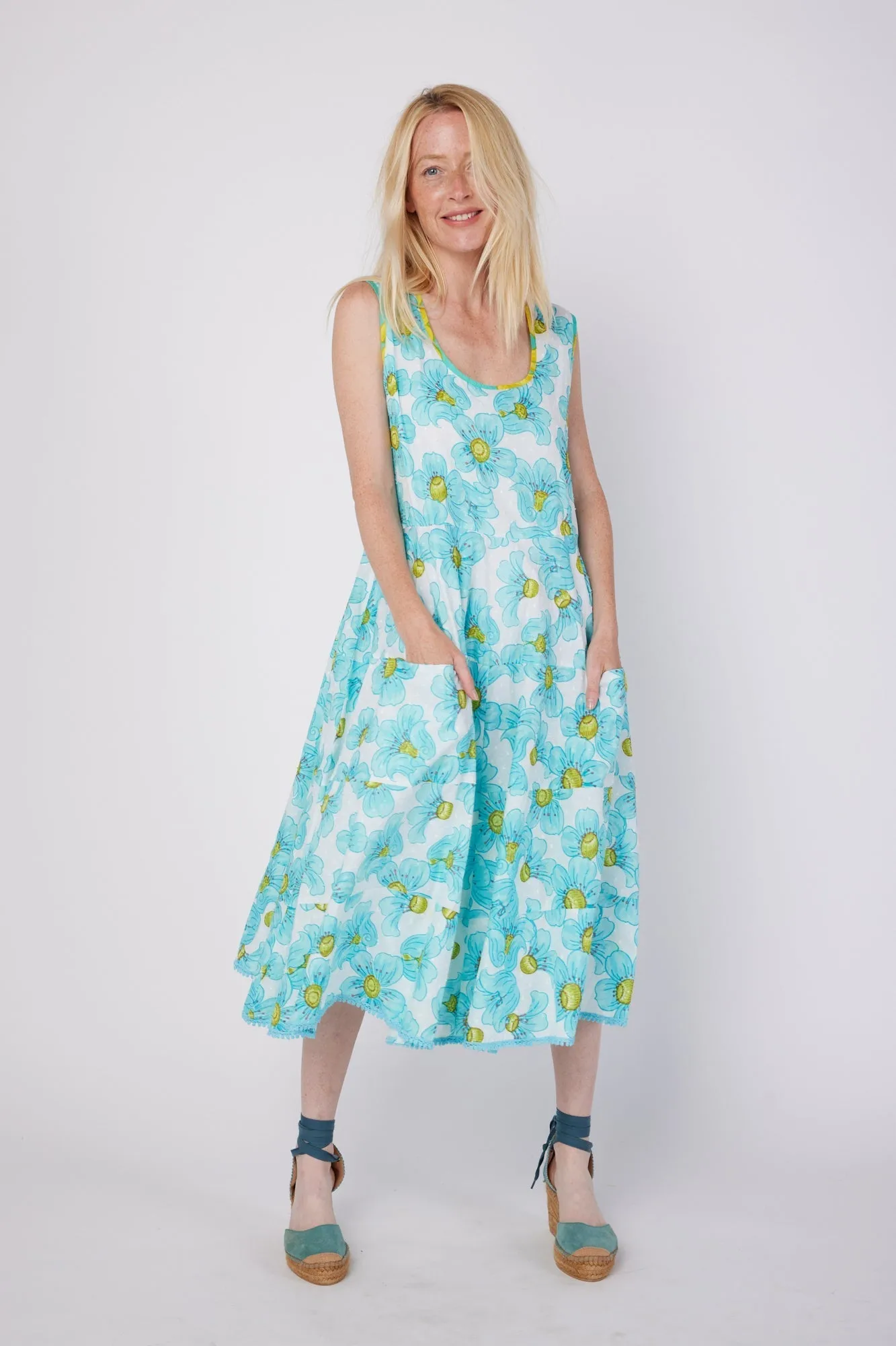 Karysa Sleeveless Tiered Scoop Neck Midi Sundress with Pockets in Blue Floral