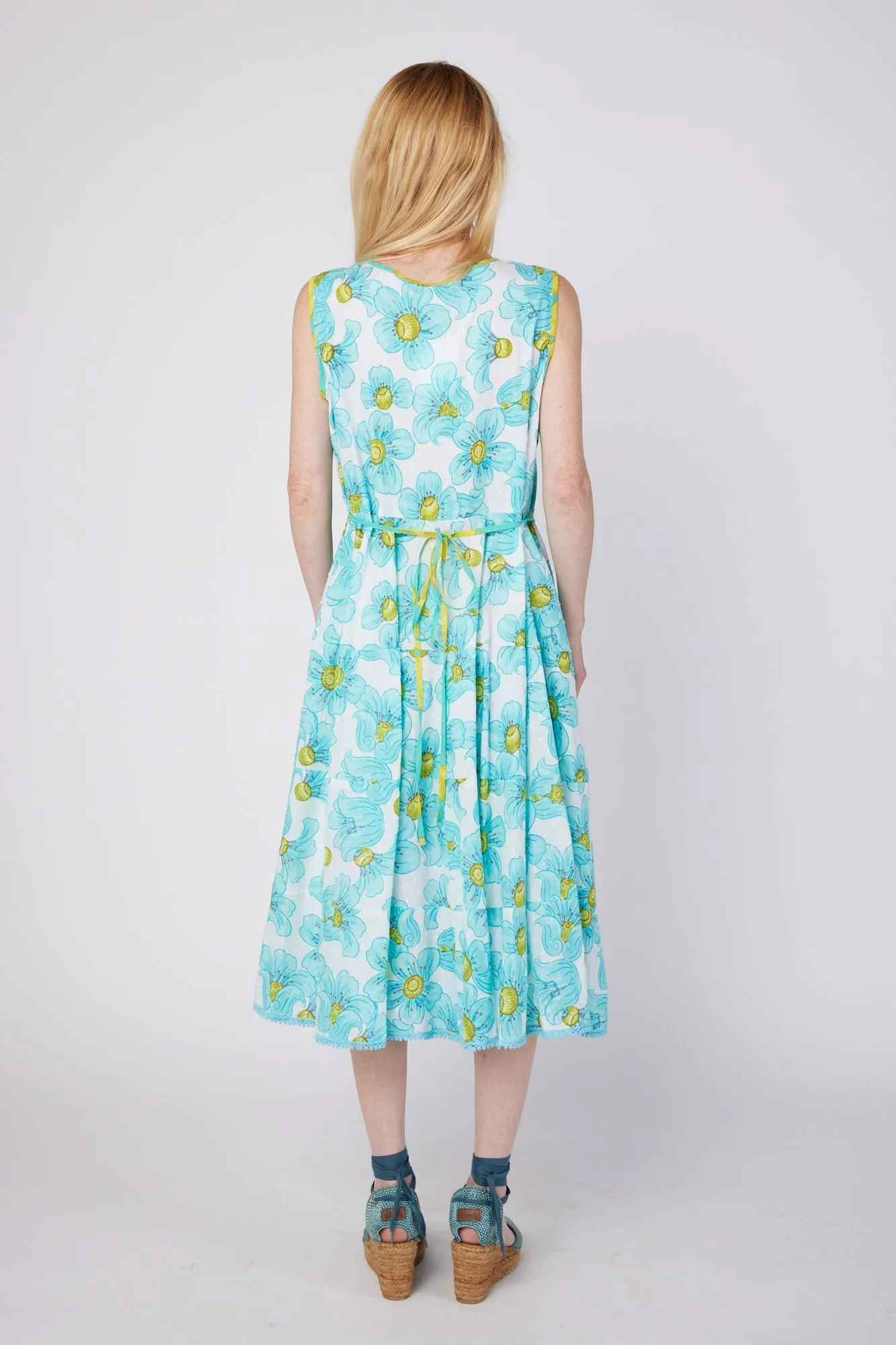 Karysa Sleeveless Tiered Scoop Neck Midi Sundress with Pockets in Blue Floral